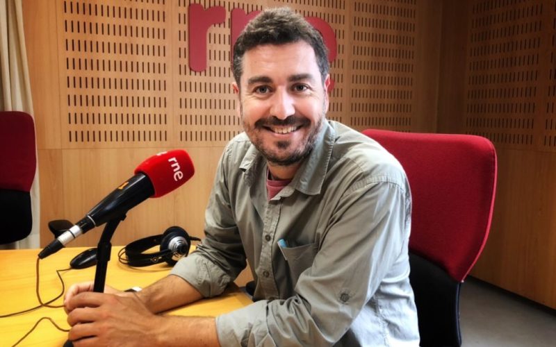 El periodista científico,  Juanjo Martín, en el estudio de RNE. Foto: Maya Bencomo