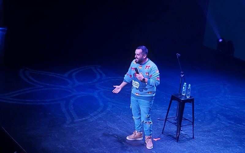 Kike Pérez llena el Teatro Leal de risas y aplausos