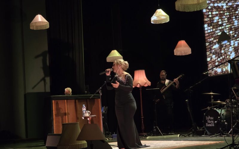 La música de Adele ilumina el Paraninfo
