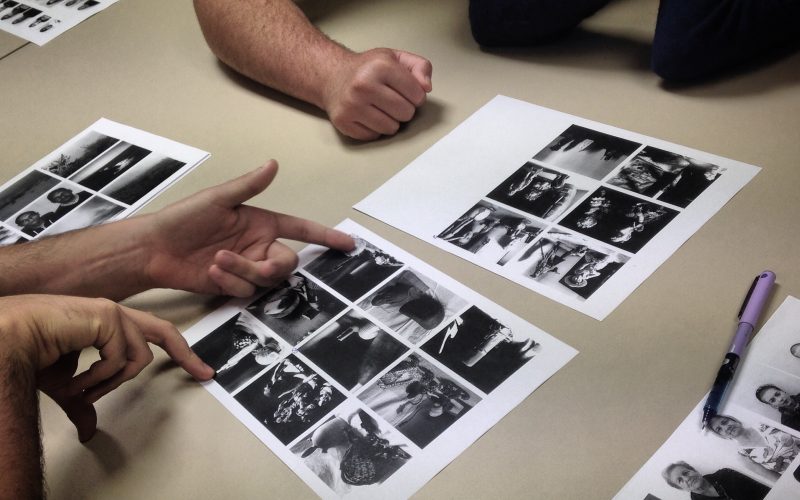 Presentación en el TEA del fotolibro: Looking at history of photographs