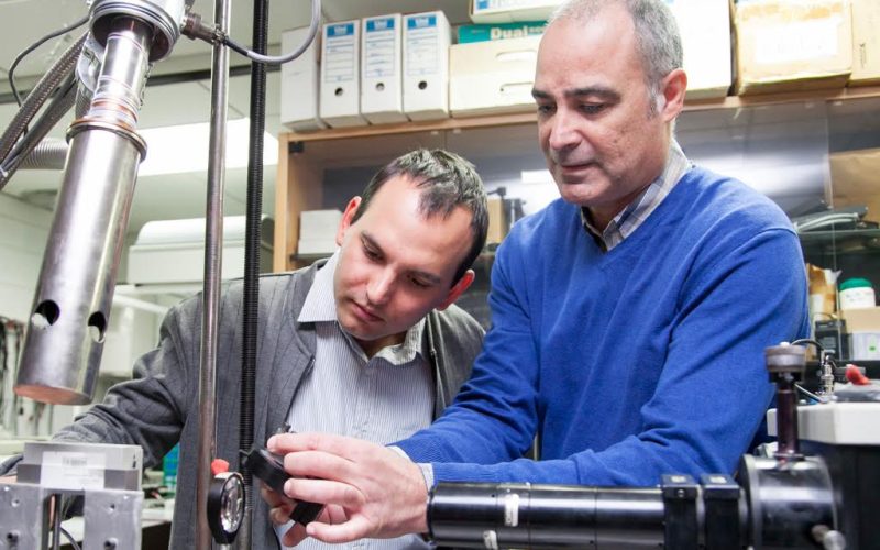 Los investigadores Marcin Runowski y Víctor Lavín, en el laboratorio del Grupo de Espectroscopía Láser y Altas Presiones de la ULL