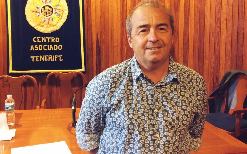 Paco Déniz presenta "El almendrero de Nicolás"