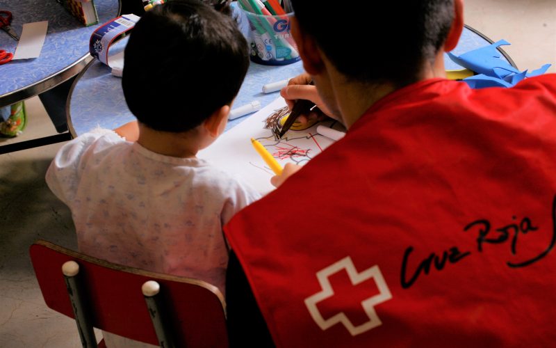 El personal de Cruz Roja trabaja con la infancia en los hospitales Foto: PULL