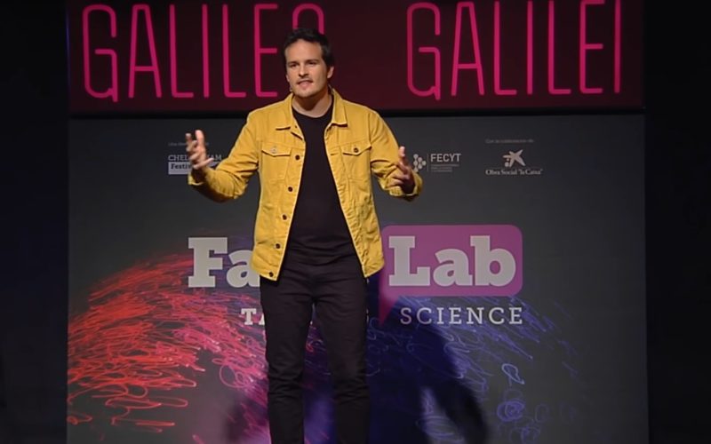 Juan Margalef en su exposición en FameLab (captura de Youtube)