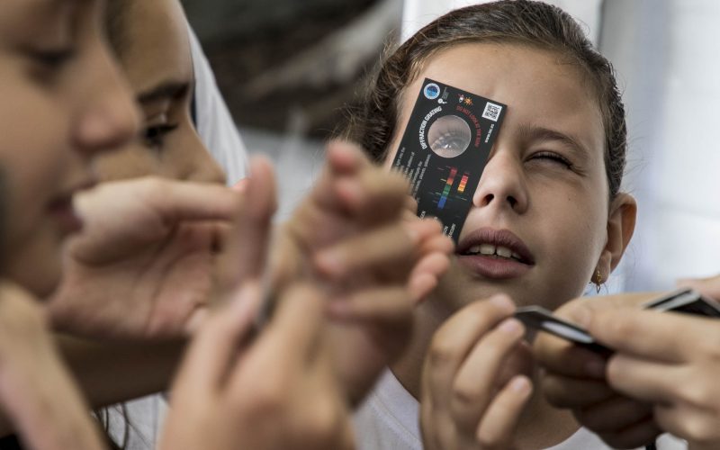 Un joven curiosa en un taller de Ciencia.