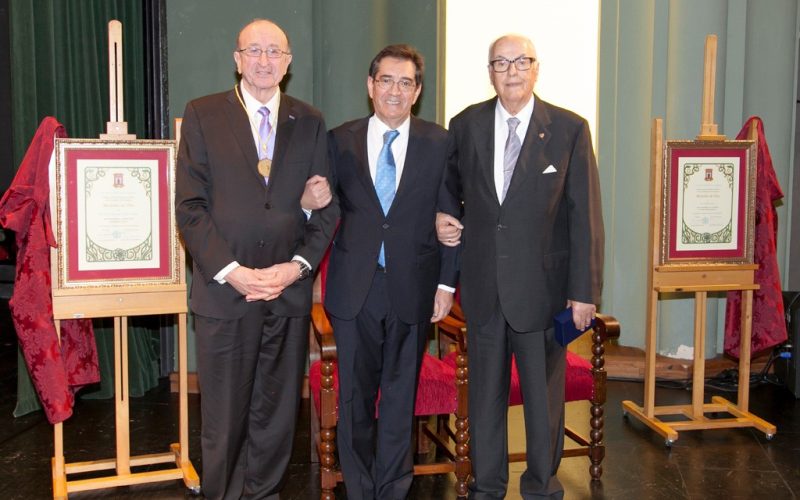 Antonio Tejera y Los Sabandeños, medallas de oro de la Universidad de La Laguna. En la foto. El catedrático de Prehistoria, junto al rector, Antonio Martinón,, y Elfidio Alonso.