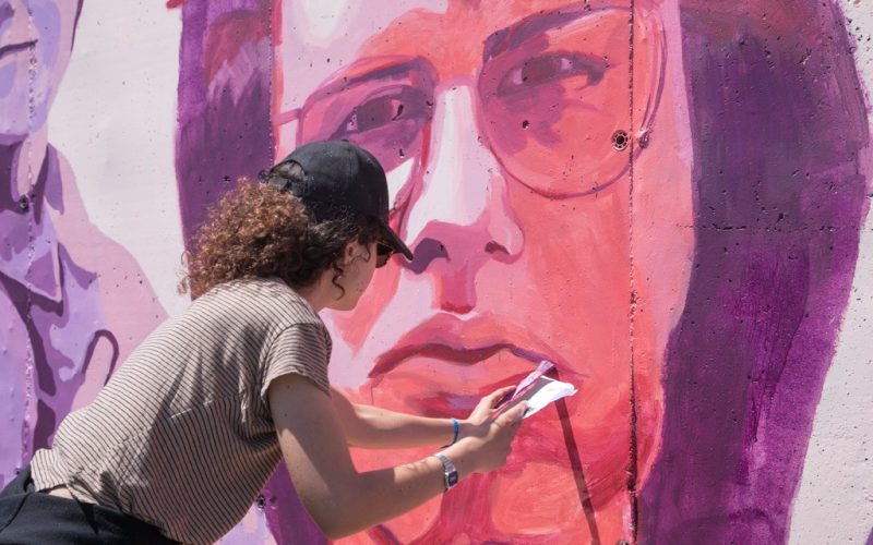Graduadas de Bellas Artes de la ULL recrean un mural feminista