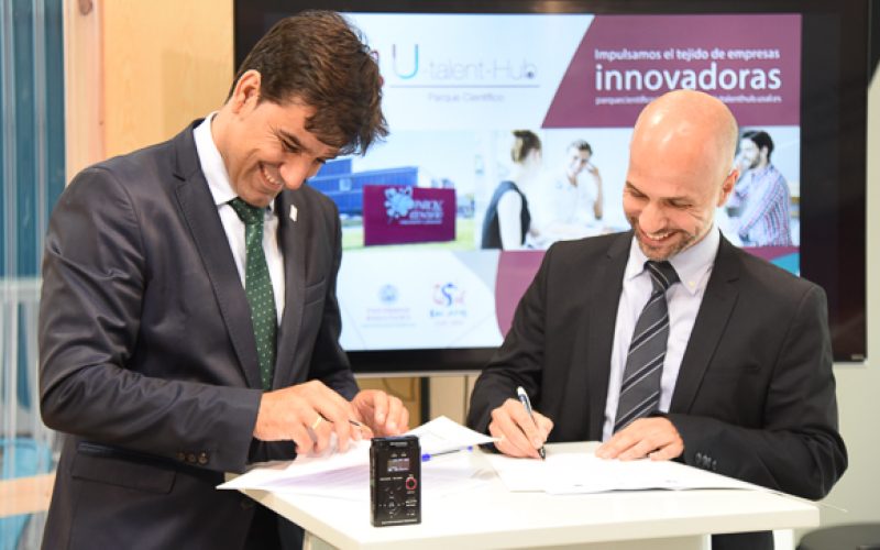 El vicerrector de Economía, Javier González Benito, y el director Territorial de EspañaDuero, Manuel Rubio González