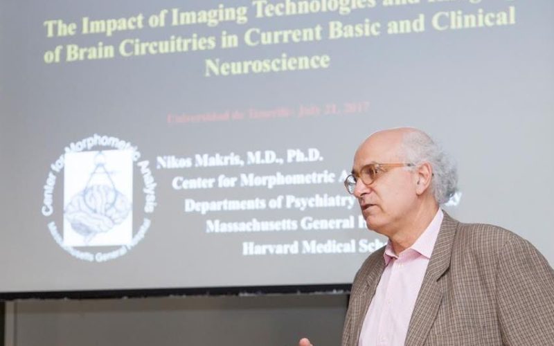 El profesor Nikos Makris diserta en la ULL sobre TICs y neurociencia