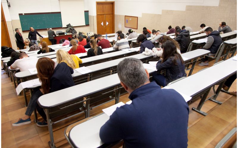 Personas realizando la prueba de acceso para mayores de 25 y 45 años