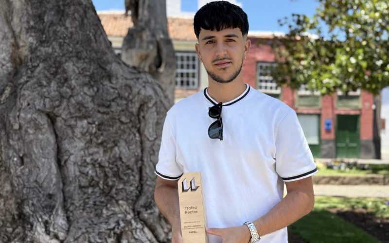 Christian Quevedo con el trofeo