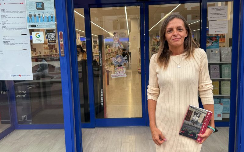 Elisa Puertos conecta con el público en Agapea con su cuarto poemario