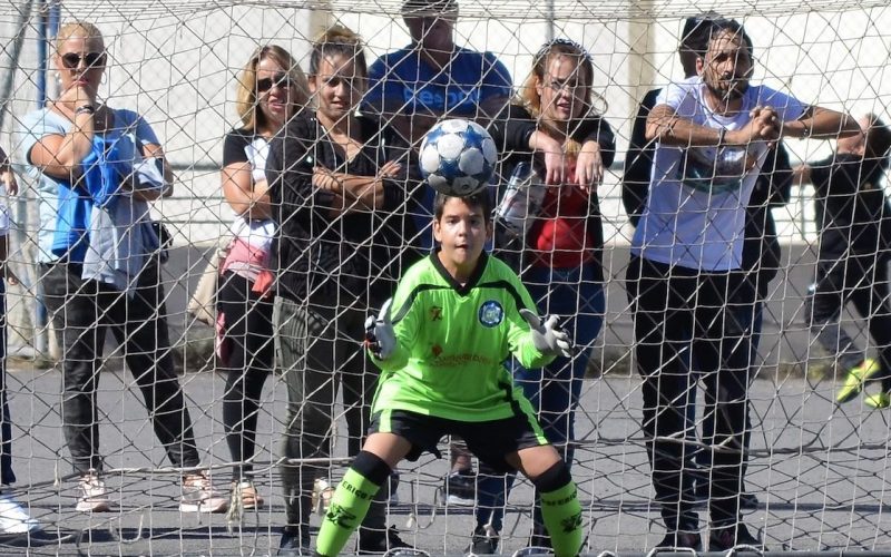 Padres y madres observan un partido de fútbol base. Foto: Néstor Ávila