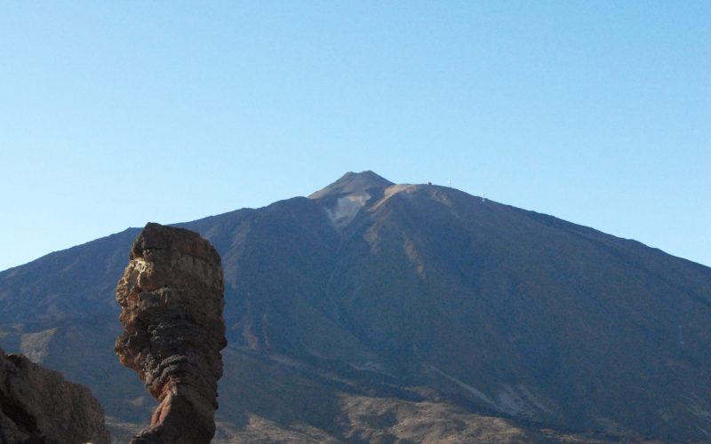 Roque Cinchado junto al pico del Teide