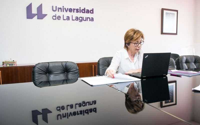 Rosa Aguilar, rectora de la ULL.