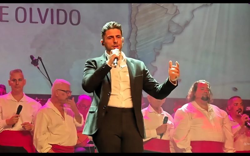 Ricardo Alonso cantando con Los Sabandeños