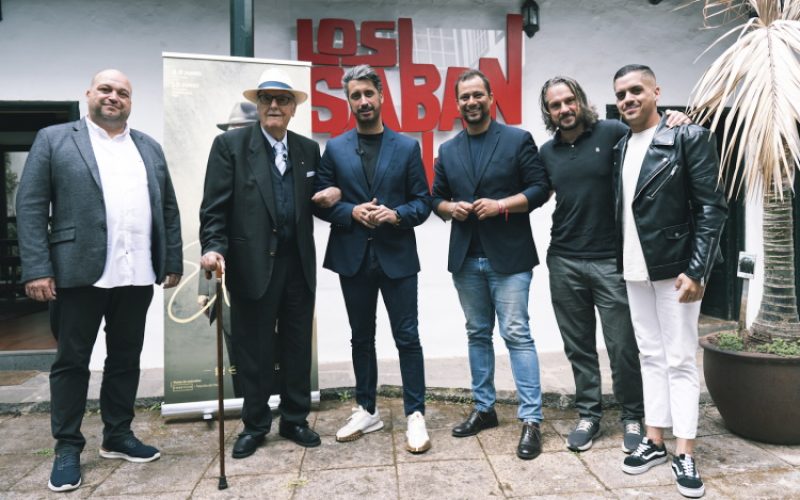 Elfidio Alonso junto a Luis Yeray Gutiérrez, Badel Alvelo y varios componentes de Los Sabandeños