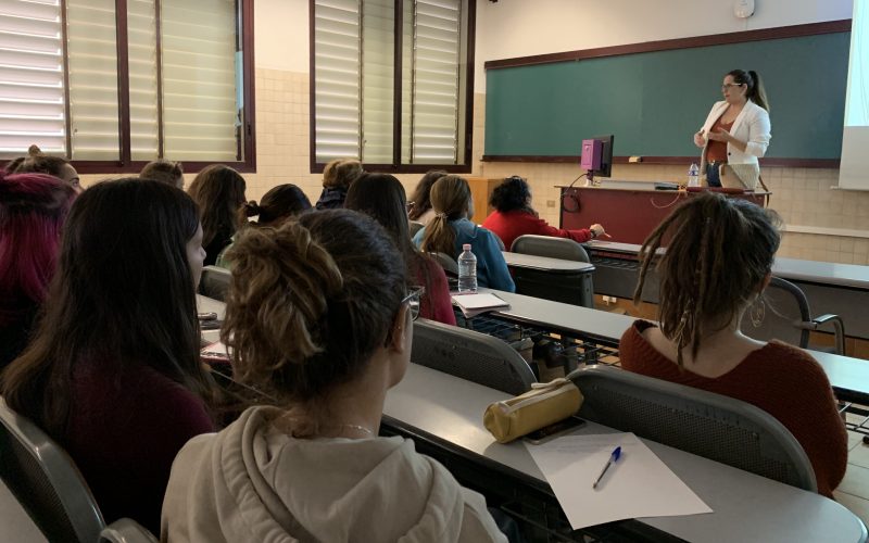 La experta en violencia de género por la ULL, Demelza  Fortes Marichal, fue la encargada de impartir el taller. Foto: J.C.M.