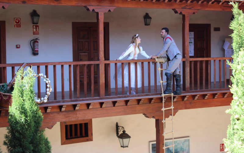 Dos actores representando una escena de Romeo y Julieta. Foto: PULL