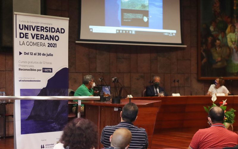 El acto de apertura de la Universidad de Verano de La Gomera se llenó de personas interesadas en el programa. Foto: Raida Peig