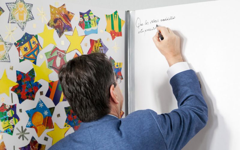 Antonio Martinón inaugura la decoración navideña de Giro-Arte.