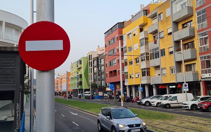 Señal de prohibido en la calle Trinidad de La Laguna