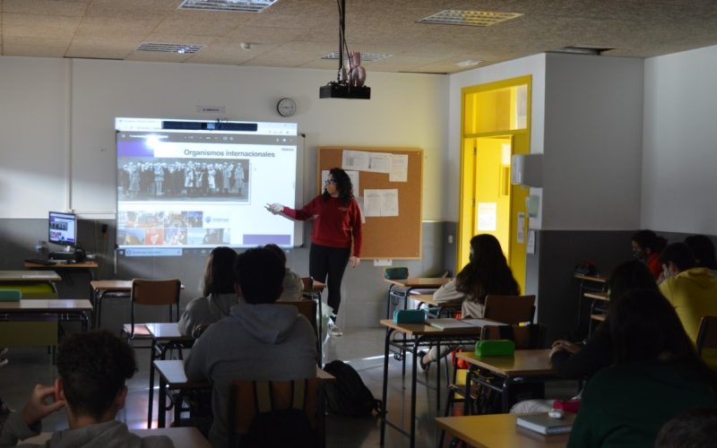 Virgina Gorrín López dando una charla en el IES Puerto Cabras en Fuerteventura. Foto: PULL.