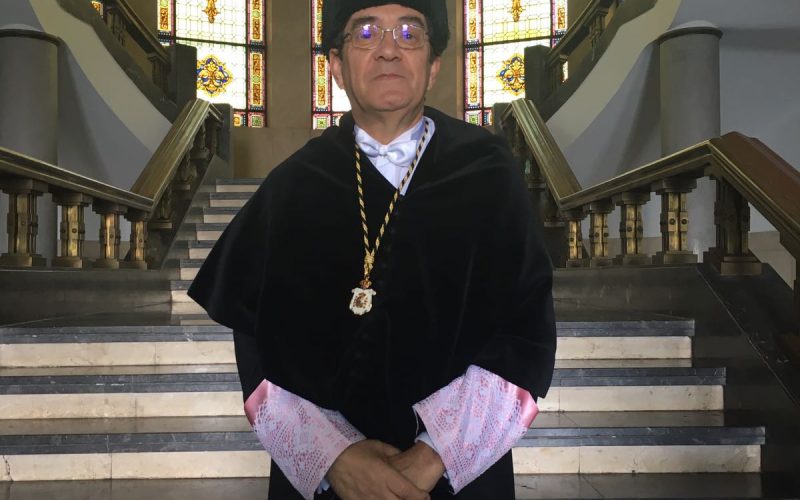 Al pie de la escalera