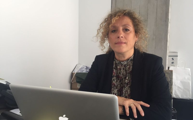 María del Mar Caballero Arencibia en la mesa de su despacho