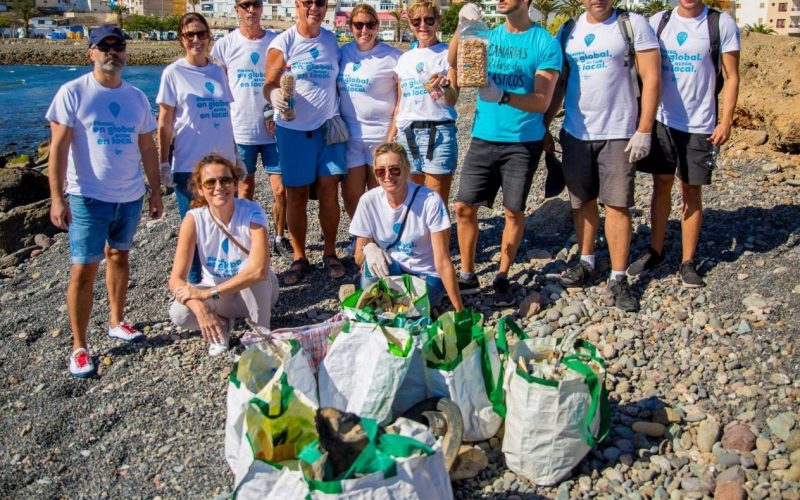 Activistas en la playa del Socorro en la campaña 'canarias libre de plásticos'.