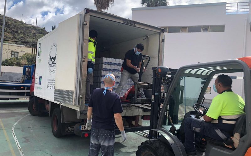 Descarga de alimentos para ayudar a las familias de Anaga