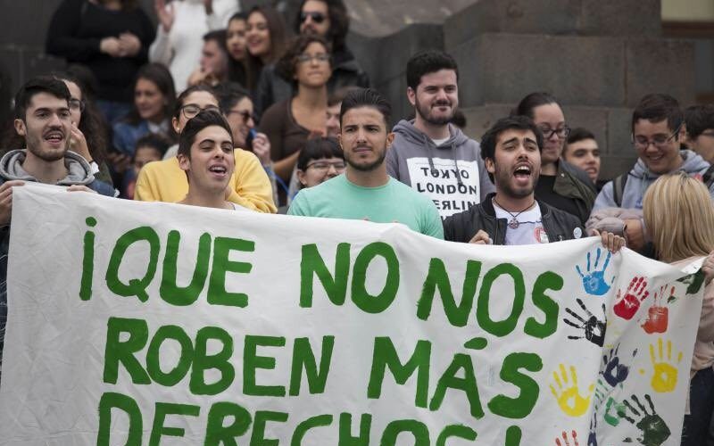 Integrantes del grupo claustral ACE en una manifestación