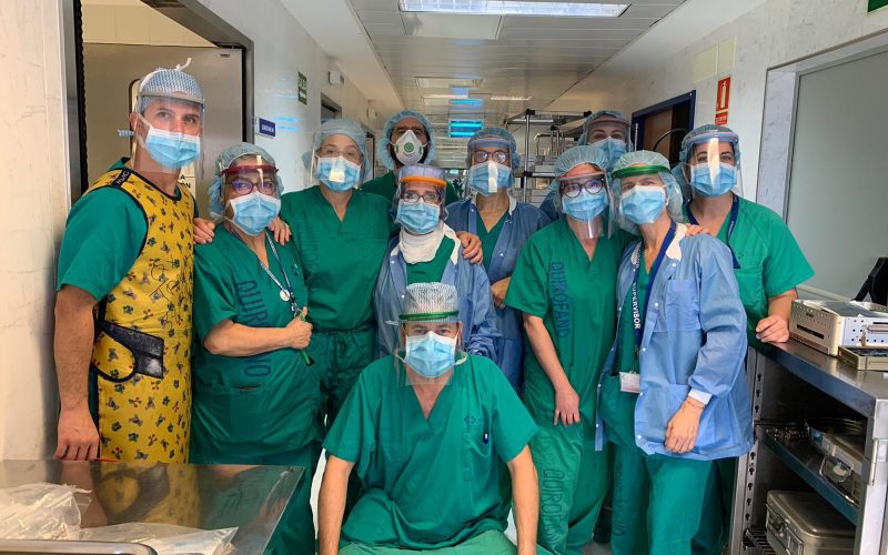 Profesionales del Hospital de La Candelaria utilizando el material protector de Coronavirusmakers. Foto: PULL