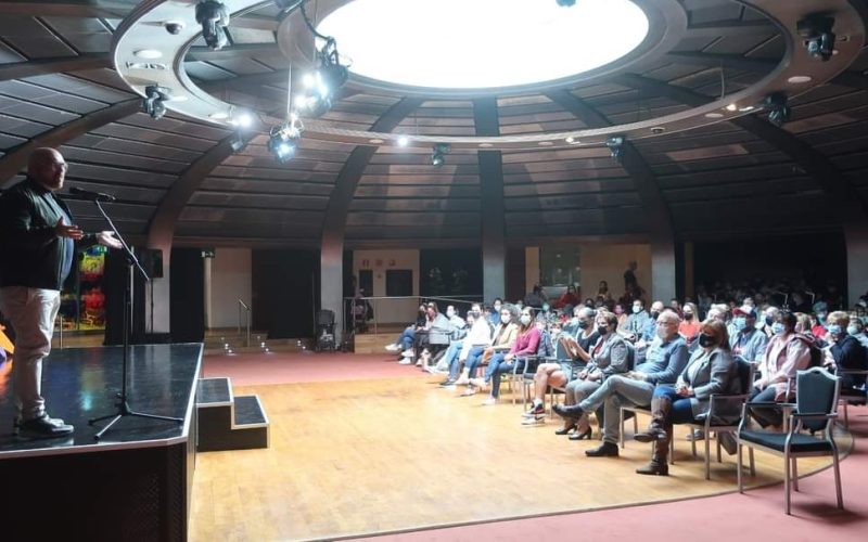 El alcalde del Puerto de la Cruz, Marco Antonio, dando un discurso sobre teatro. Foto: PULL