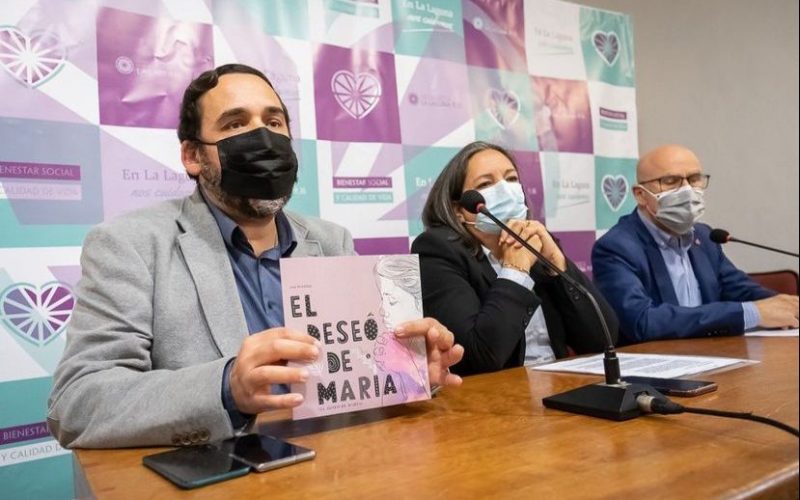 Rubens Ascanio, concejal de Bienestar Social, la autora y Rafael Yanes, diputado del Común. Foto: Bienestar La Laguna