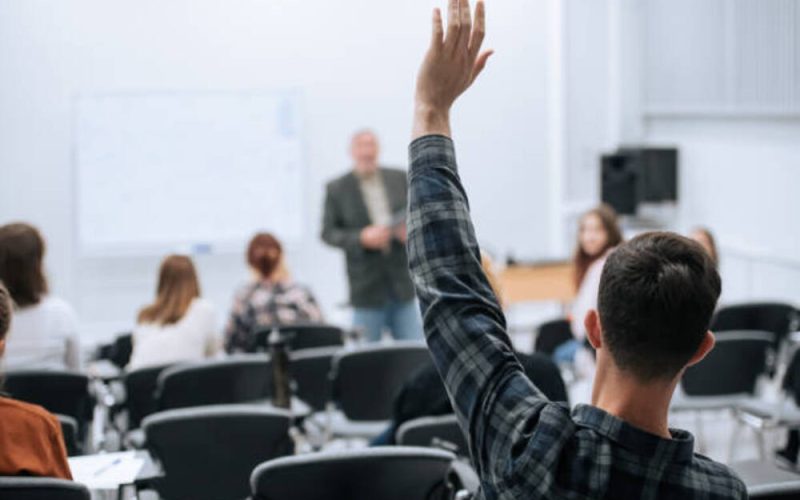 Estudiantes de la ULL presentan una queja por la continuación de las clases