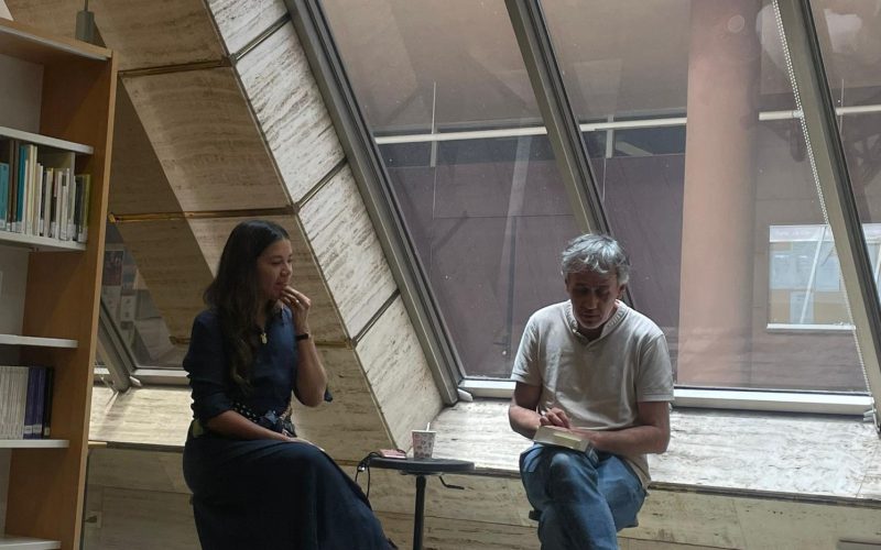 Toledano y Salinas conversan sobre el libro de la periodista, que explora la violencia y el papel de las fuerzas políticas y judiciales en su país. Foto: E. Martínez