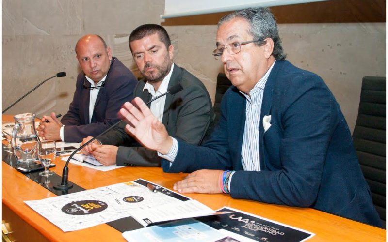 Presentación de la Universidad de Verano de Adeje 2016. En la foto: Adolfo Alonso, concejal del municipio tinerfeño; Francisco Javier García, vicerrector de la ULL; y el catedrático de Cirugía, Antonio Alarcó.
