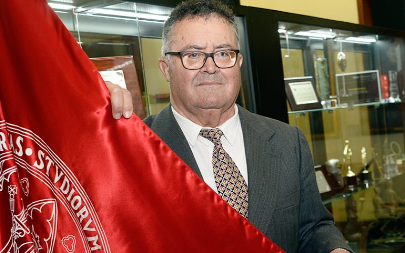 Un profesor dona 20 000 euros a estudiantes sin recursos