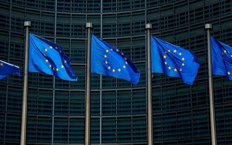 banderas-de-la-union-en-las-instalaciones-del-parlamento-europeo-en-bruselas