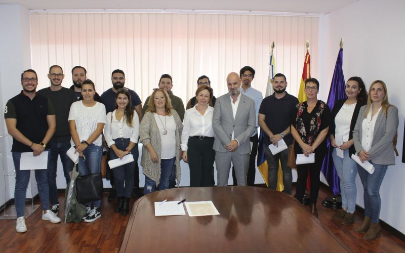 Quince estudiantes de la ULL reciben las becas de Philip Morris