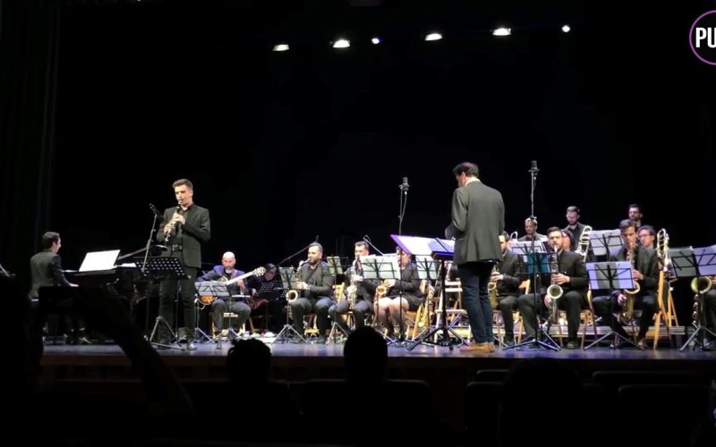 Big Band bajo la lluvia