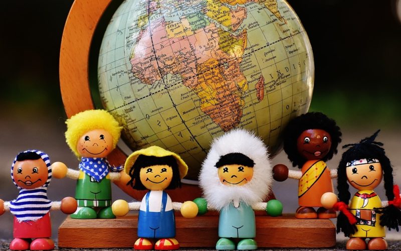https://www.google.es/search?q=personas+diferentes&rlz=1C1GGRV_enES748ES748&source=lnms&tbm=isch&sa=X&ved=0ahUKEwiBoK3zg4XaAhVFthQKHaMKA-oQ_AUICigB&biw=1366&bih=613#imgrc=Rec9lmutoEOynM:
