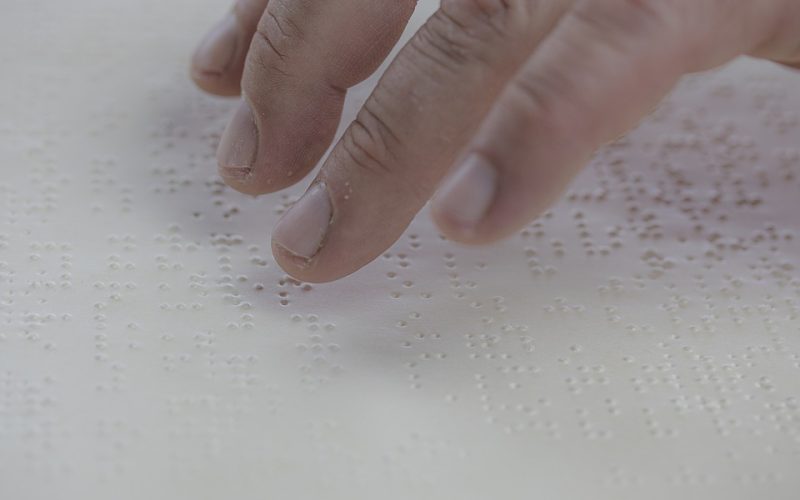 El curso pretende enseñar las nociones básicas del sistema Braille. Foto: PULL