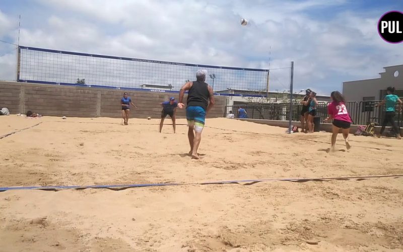 Buen ambiente y espectáculo en el Trofeo Rector de vóley playa