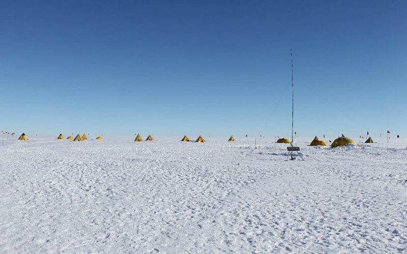 Un estudio desvela la presencia de microorganismos bajo el hielo antártico