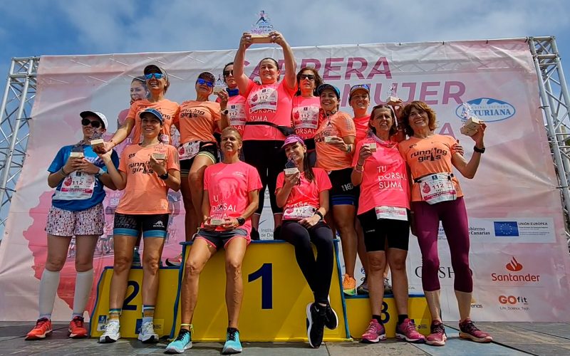 Las mujeres premiadas posan en el pódium de la Carrera de la Mujer 2023 realizada en Gran Canaria