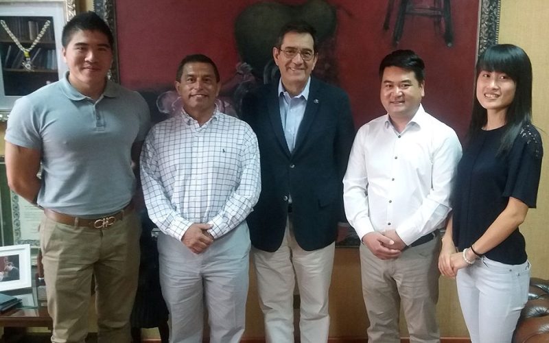 Encuentro entre el rector de la ULL y la Asociación Socio Cultural Dragón China en Tenerife