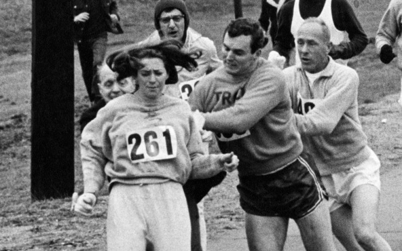 Kathrine Switzer corriendo el maratón de Boston en 1967. Foto: PULL