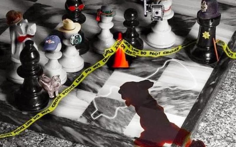 Escena de un crimen representado con figuras de ajedrez. Foto: PULL